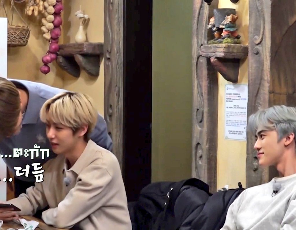 : เห็นละหงุดหงิดว่ะ
: เป็นอะไร
: กุหวง
: ไม่ๆ มึงอ่ะเป็นอะไรกะเขา