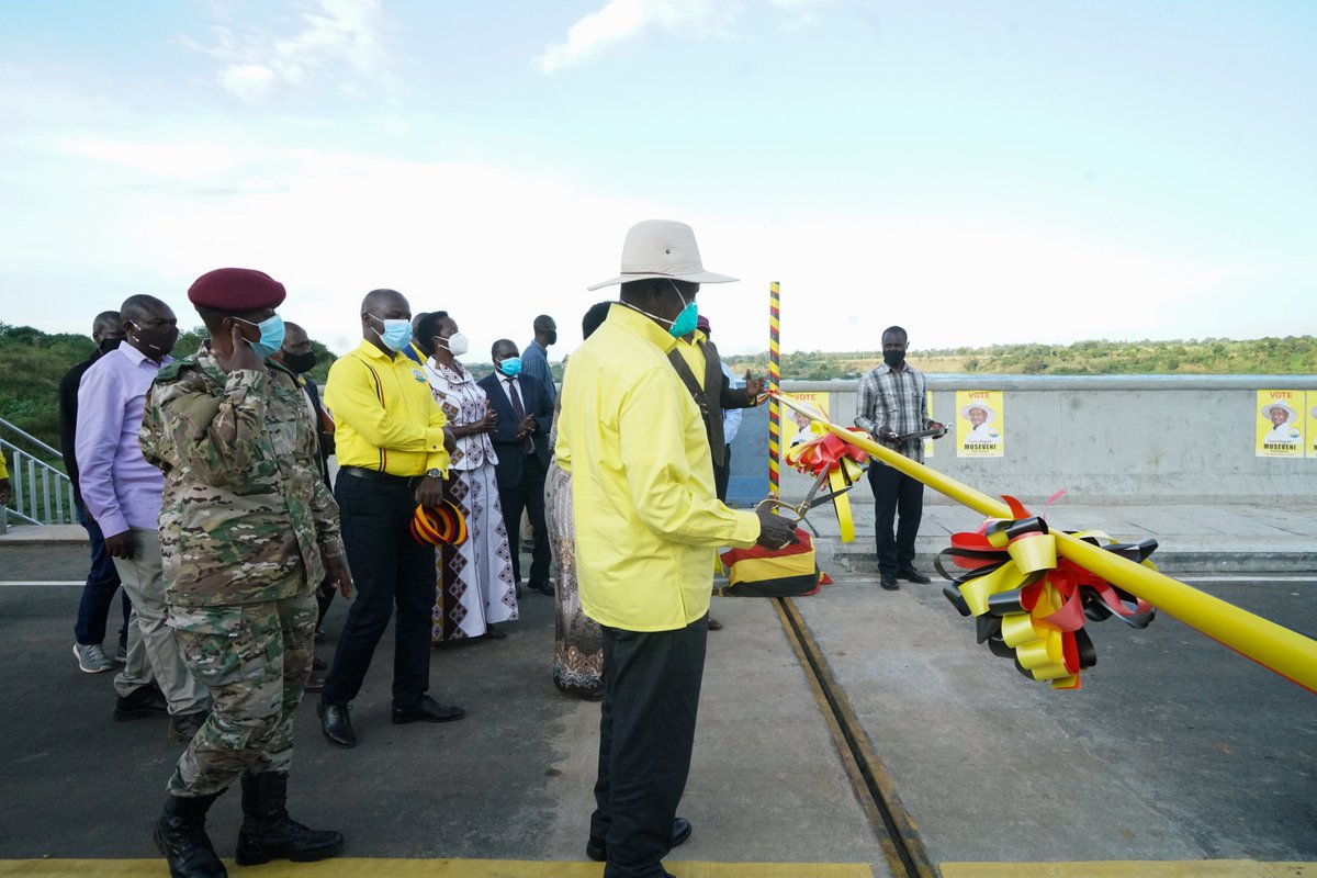UegclOfficial's tweet photo. H.E @KagutaMuseveni has commissioned the Isimba Public Bridge. This project is part of the the 183MW Isimba HPP and comprises two bridges one measuring 433m and another 457.5m separated by Koova Island on Victoria Nile. From today, the bridge will be under the custody of @UNRA_UG https://t.co/WG5idPX4ZG