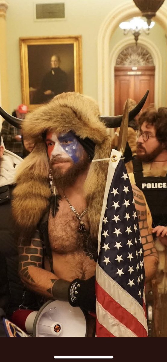 TMzedg's tweet photo. We all know this idiot is an antifa operative. He didnt even bother to try and hide it. He wore the same stupid outfit he always wears! So antifa was let into the capital?? No one has asked a single person why that is? This is a banana Republic. Sad https://t.co/WBlX8kqn84