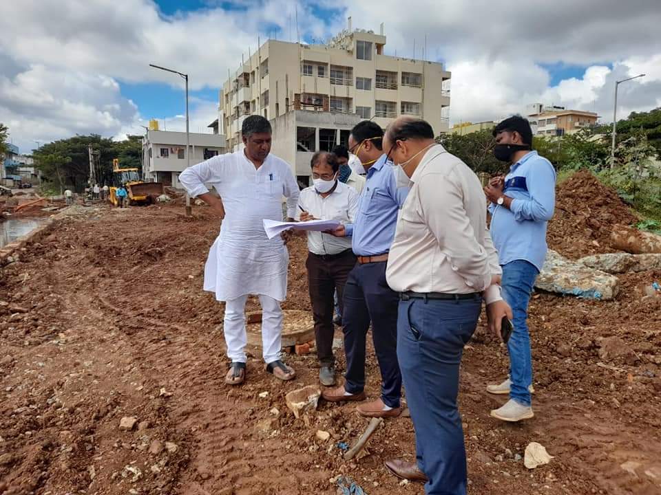 BelladArvind's tweet image. ಇಂದು ಹುಬ್ಬಳ್ಳಿಯ ತೋಳನಕೆರೆಗೆ ಭೇಟಿ ನೀಡಿ ರಾಮಲಿಂಗೇಶ್ವರ ನಗರದಿಂದ ನಾಲಾ ಮುಖಾಂತರ ಬರುತ್ತಿರುವ ಒಳಚರಂಡಿ ನೀರನ್ನು ತೊಳನಕೆರೆಗೆ ಸೇರದಂತೆ ಸಿಲ್ಟ್ ಟ್ರಾಪ್ ನಿಂದ ಪೈಪಿನ ಮುಖಾಂತರ #KUIDFC  ಒಳಚರಂಡಿ ಮಾರ್ಗಕ್ಕೆ ಹರಿಸುವ ವ್ಯವಸ್ಥೆಯನ್ನು ಅಧಿಕಾರಿಗಳೊಂದಿಗೆ ವೀಕ್ಷಿಸಲಾಯಿತು.

#ಹುಬ್ಬಳ್ಳಿ |#ಧಾರವಾಡ |@BJP4India
| @BJP4Karnataka