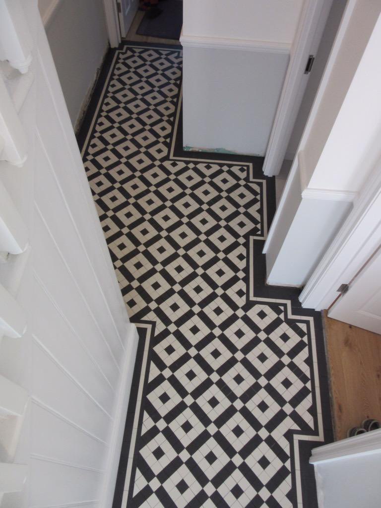 GeometricTiling's tweet photo. #throwback to June 2015
Colliford 50 design with 3 lines from @londonmosaic #victorianhallway #victorianhall #geometrictiling #geometrictiler #victoriantiles #victorianmosaics #interiordesign #footpath #hallway #londonmosaic #Winckelmans #london #mapei #victorianfloor https://t.co/CyNiQMrCqm