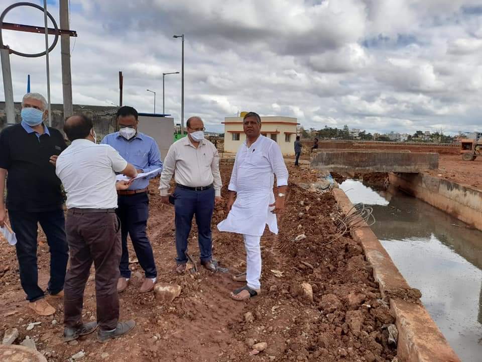 BelladArvind's tweet image. ಇಂದು ಹುಬ್ಬಳ್ಳಿಯ ತೋಳನಕೆರೆಗೆ ಭೇಟಿ ನೀಡಿ ರಾಮಲಿಂಗೇಶ್ವರ ನಗರದಿಂದ ನಾಲಾ ಮುಖಾಂತರ ಬರುತ್ತಿರುವ ಒಳಚರಂಡಿ ನೀರನ್ನು ತೊಳನಕೆರೆಗೆ ಸೇರದಂತೆ ಸಿಲ್ಟ್ ಟ್ರಾಪ್ ನಿಂದ ಪೈಪಿನ ಮುಖಾಂತರ #KUIDFC  ಒಳಚರಂಡಿ ಮಾರ್ಗಕ್ಕೆ ಹರಿಸುವ ವ್ಯವಸ್ಥೆಯನ್ನು ಅಧಿಕಾರಿಗಳೊಂದಿಗೆ ವೀಕ್ಷಿಸಲಾಯಿತು.

#ಹುಬ್ಬಳ್ಳಿ |#ಧಾರವಾಡ |@BJP4India
| @BJP4Karnataka