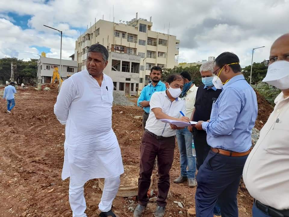 BelladArvind's tweet image. ಇಂದು ಹುಬ್ಬಳ್ಳಿಯ ತೋಳನಕೆರೆಗೆ ಭೇಟಿ ನೀಡಿ ರಾಮಲಿಂಗೇಶ್ವರ ನಗರದಿಂದ ನಾಲಾ ಮುಖಾಂತರ ಬರುತ್ತಿರುವ ಒಳಚರಂಡಿ ನೀರನ್ನು ತೊಳನಕೆರೆಗೆ ಸೇರದಂತೆ ಸಿಲ್ಟ್ ಟ್ರಾಪ್ ನಿಂದ ಪೈಪಿನ ಮುಖಾಂತರ #KUIDFC  ಒಳಚರಂಡಿ ಮಾರ್ಗಕ್ಕೆ ಹರಿಸುವ ವ್ಯವಸ್ಥೆಯನ್ನು ಅಧಿಕಾರಿಗಳೊಂದಿಗೆ ವೀಕ್ಷಿಸಲಾಯಿತು.

#ಹುಬ್ಬಳ್ಳಿ |#ಧಾರವಾಡ |@BJP4India
| @BJP4Karnataka