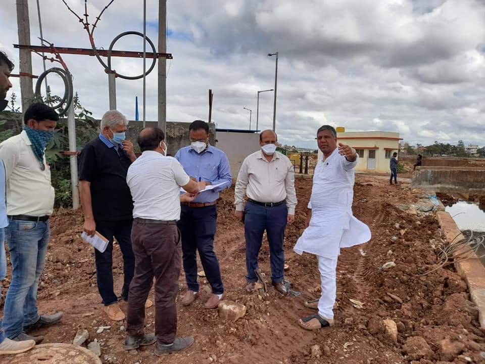 BelladArvind's tweet image. ಇಂದು ಹುಬ್ಬಳ್ಳಿಯ ತೋಳನಕೆರೆಗೆ ಭೇಟಿ ನೀಡಿ ರಾಮಲಿಂಗೇಶ್ವರ ನಗರದಿಂದ ನಾಲಾ ಮುಖಾಂತರ ಬರುತ್ತಿರುವ ಒಳಚರಂಡಿ ನೀರನ್ನು ತೊಳನಕೆರೆಗೆ ಸೇರದಂತೆ ಸಿಲ್ಟ್ ಟ್ರಾಪ್ ನಿಂದ ಪೈಪಿನ ಮುಖಾಂತರ #KUIDFC  ಒಳಚರಂಡಿ ಮಾರ್ಗಕ್ಕೆ ಹರಿಸುವ ವ್ಯವಸ್ಥೆಯನ್ನು ಅಧಿಕಾರಿಗಳೊಂದಿಗೆ ವೀಕ್ಷಿಸಲಾಯಿತು.

#ಹುಬ್ಬಳ್ಳಿ |#ಧಾರವಾಡ |@BJP4India
| @BJP4Karnataka