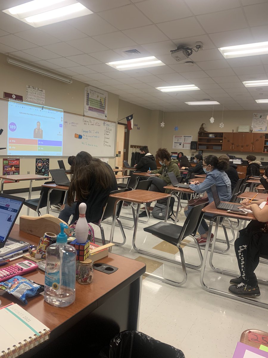Mrs_Potter2's tweet photo. Students are playing Kahoot to review for their test next week! #spartanslearn #chemistry #phs https://t.co/SqKIp2Spl3