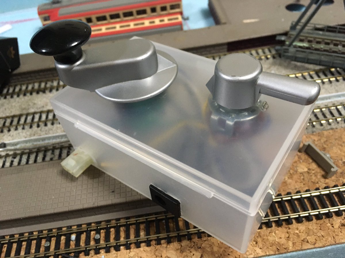 nagi_ntrain's tweet photo. 多分、散々即出だと思いますが我が家流のPWMコントローラ作成の様子

やっすいジャンクのコントローラを買ってきて100均の深めの名刺入れを横着してハンダゴテでぶすぶす穴あけて
穴をカッターで四角く削って移築するだけ。

カトーのチャチだけどずっと変わらないマスコン式が大好きなんです。 https://t.co/GgRScHPTAM