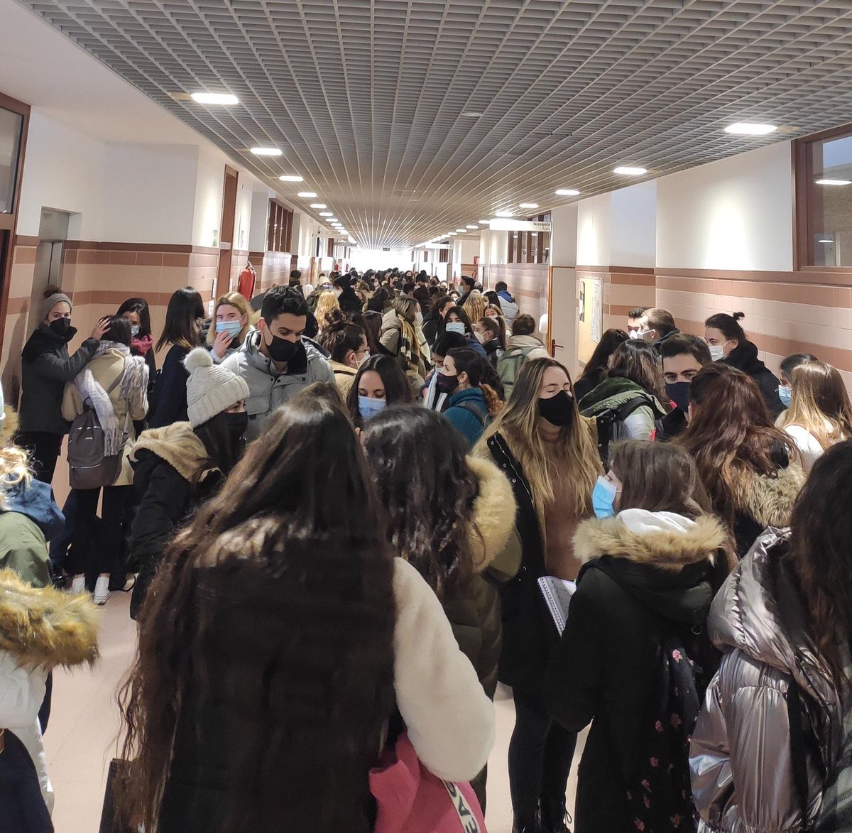 uv_enlucha's tweet photo. Imágenes de algunas universidades en los exámenes presenciales.

El gobierno de la Comunidad Valenciana y los rectores de las Universidades han decidido que los exámenes va a continuar siendo presenciales pese a las nuevas restricción que han puesto y al repunte de los casos. https://t.co/AYq3Eff7RY