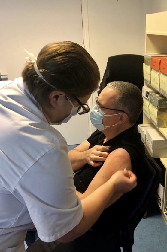 cguitton44's tweet photo. Je suis vacciné et sans arrière pensée : dans qq jours j'aurai considérablement diminué le risque de faire un #COVID19 grave et d'être hospitalisé. Protégeons nous et notre entourage @CHLeMans #jemesuisfaitvacciner https://t.co/2U84lFArCu