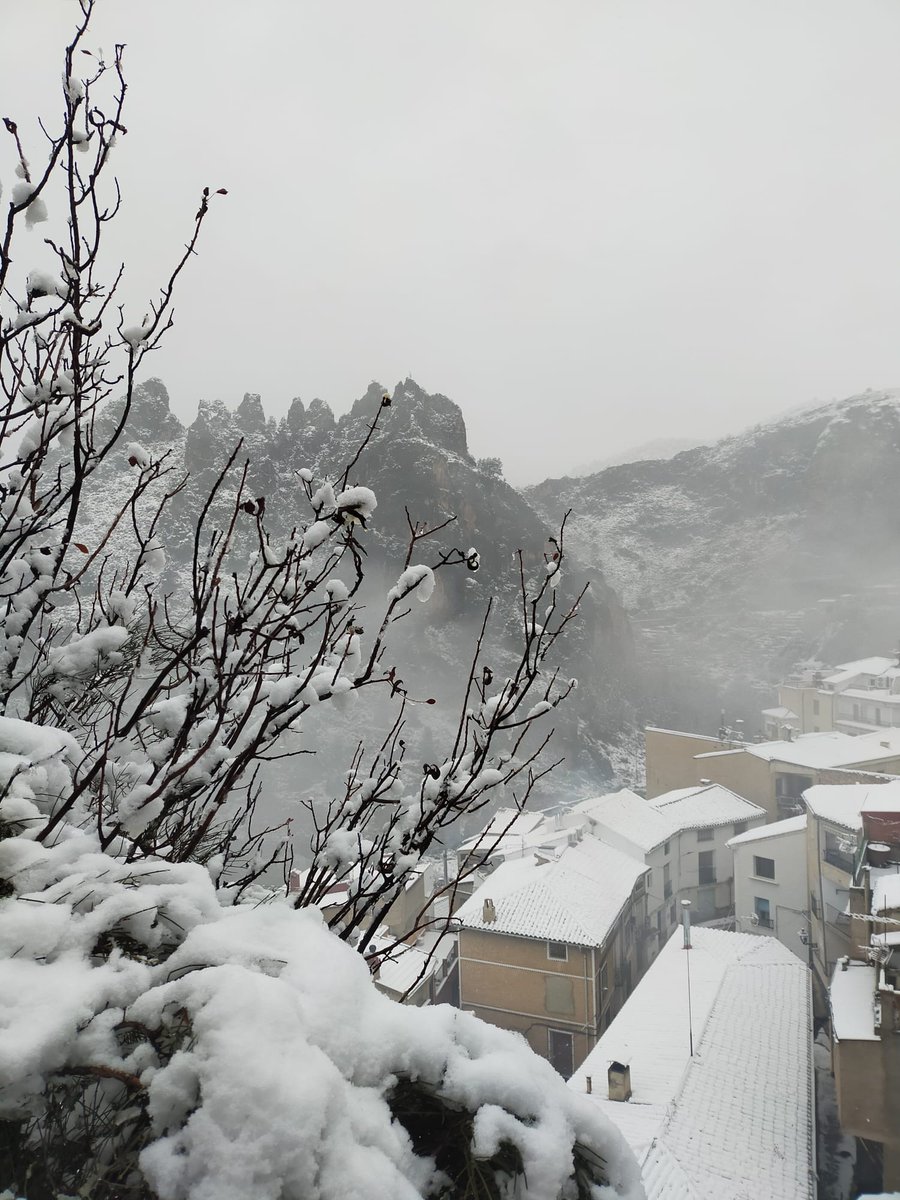 Y como no... #Ayna con #nieve es una maravilla. Y sigue nevando con más fuerza. 
<a href="/turismoclm/">Turismo CLM</a> <a href="/turismoalbacete/">Turismo Albacete</a> <a href="/clmenmadrid/">@CLMenMadrid ℹ️</a> <a href="/SierraSeguraTur/">Sierra del Segura</a>