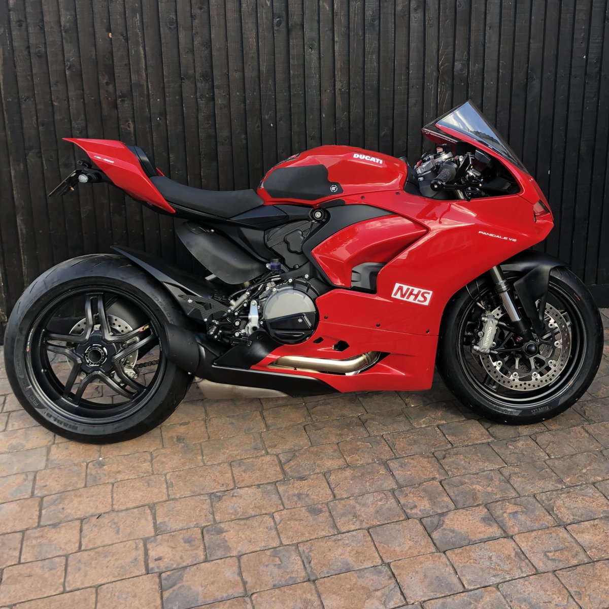 Out with the old… in with the new!
Why not drop in some Carbon Fibre #BSTWheels like #BikeHPS customer Carl on his #DucatiPanigaleV2
bikehps.com/bst/

#BSTCarbonWheels #BSTCarbon #BSTRims #BlackstoneTEK #PanigaleV2 #DucatiPanigale