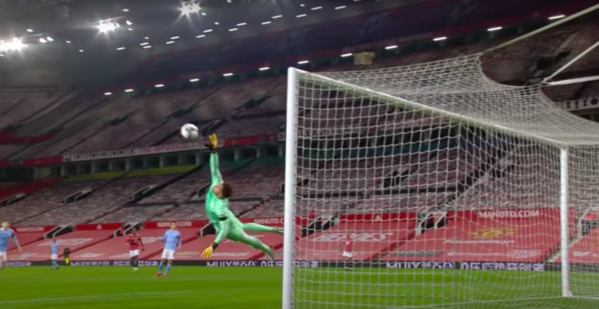 Interesting last night to see two different approaches to high saves. In left image Steffan goes with his top (opposite) hand to make a high diving save while Henderson goes with his bottom (near) hand in a similar situation although the ball is nearer & save slightly easier