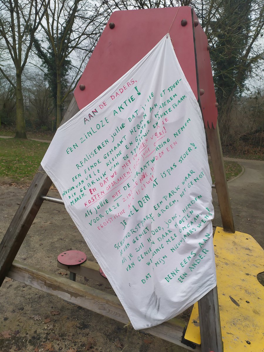 Wie o wie o wie o wie weet wie dit spandoek heeft opgehangen in de speeltuin in Park #Schothorst #Amerstoort