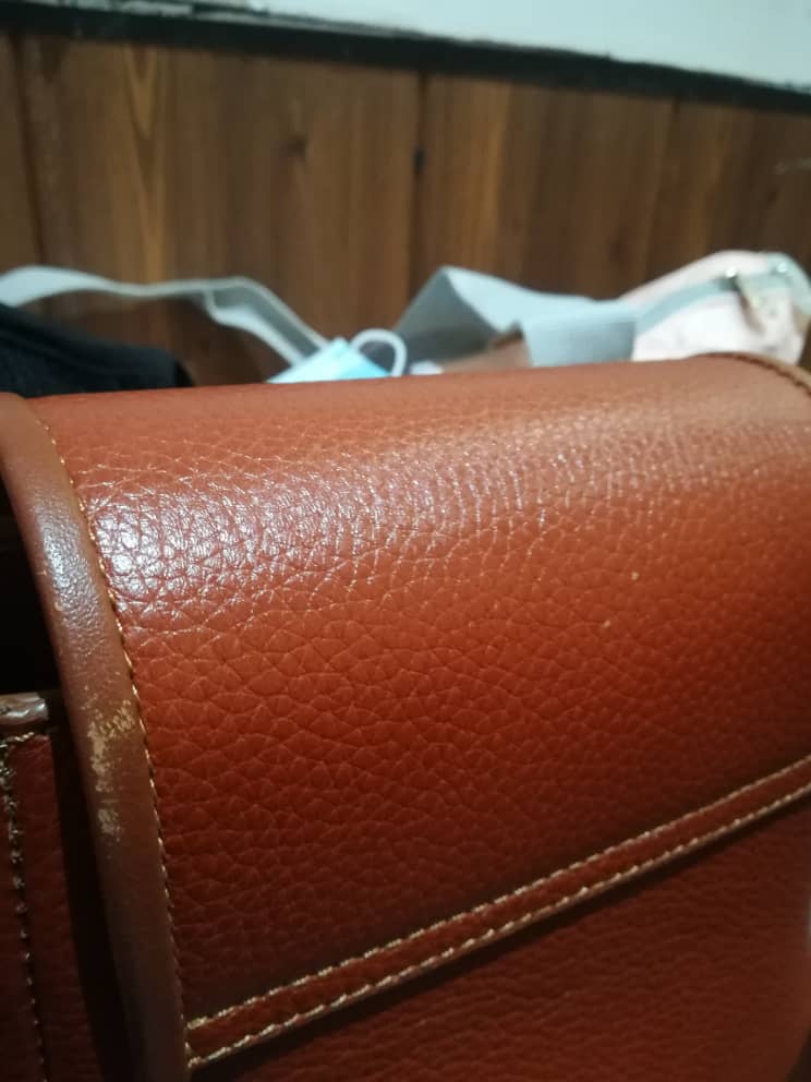jeyem90's tweet photo. این کیف دو روز استفاده شده ، هدیه برای مادرم گرفتیم کیفیت کالای ایرانی میبینیم برند معروف نوین چرم @novin_charm گارانتی هم می فرمایند که ما خودمون این بلا رو سر کیف اوردیم.
#ريتوييت_لطفا #ريتويت https://t.co/dYuX4PR5wZ