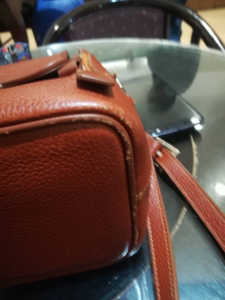 jeyem90's tweet photo. این کیف دو روز استفاده شده ، هدیه برای مادرم گرفتیم کیفیت کالای ایرانی میبینیم برند معروف نوین چرم @novin_charm گارانتی هم می فرمایند که ما خودمون این بلا رو سر کیف اوردیم.
#ريتوييت_لطفا #ريتويت https://t.co/dYuX4PR5wZ