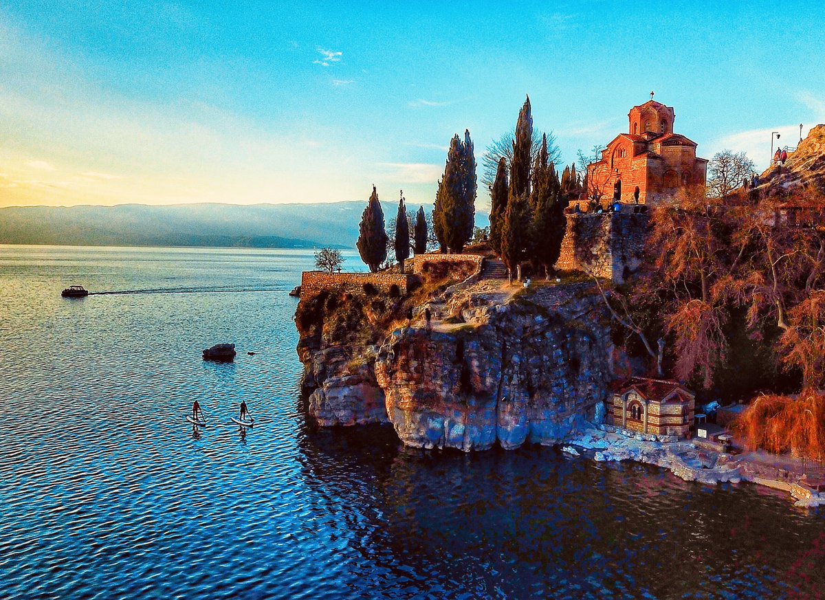 paddleklub's tweet photo. Magical Lake Ohrid 🏄‍♀️🏔🇲🇰🗺🏄‍♂️
( 📍Church of St. John at Kaneo )
#paddleklub
#sup 
#paddleboarding
#lakeohrid https://t.co/FCE2ZtCMPt