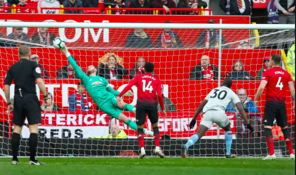 For a visual comparison, see the 2 saves below from De Gea, who is right hand dominant, diving left he goes with his top hand, however to the right he goes bottom hand, presumably because he isn't comfortable making top hand saves with his weaker hand