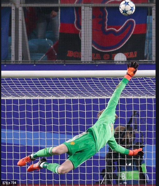 For a visual comparison, see the 2 saves below from De Gea, who is right hand dominant, diving left he goes with his top hand, however to the right he goes bottom hand, presumably because he isn't comfortable making top hand saves with his weaker hand