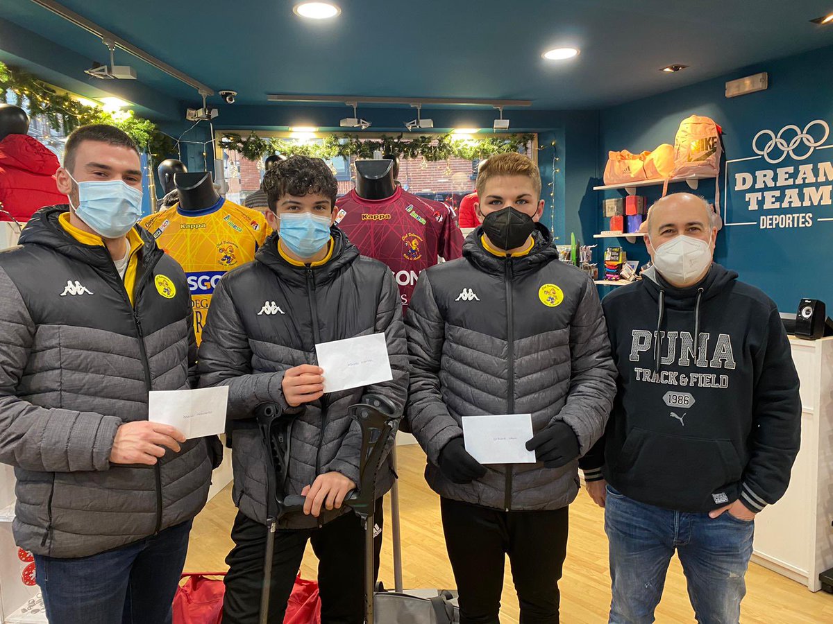 BALONMANO BASE | Nuestros jugadores de la base: <a href="/A_Hernando_44/">Adrian Hernando</a>, <a href="/_montiel_18/">Alberto Montiel</a> y Kike han recibido un cheque regalo de SM los reyes magos que podrán canjear en Deportes Dream Team.