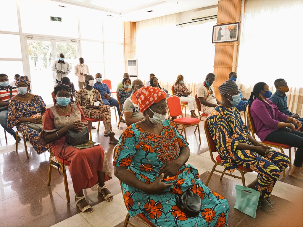 gouvbenin's tweet photo. Cérémonie de remise de chèques aux gagnants des tirages des 16, 23 et 30 octobre 2020; des 06, 13, 20 et 27 Novembre 2020 et des 04 et 11 décembre 2020 par la @dgibenin à la salle fleuve jaune du #MAEC, en présence de l'Huissier de justice Maître #MaximeASSOGBA. #Wasexo https://t.co/LHR4h6gHOI