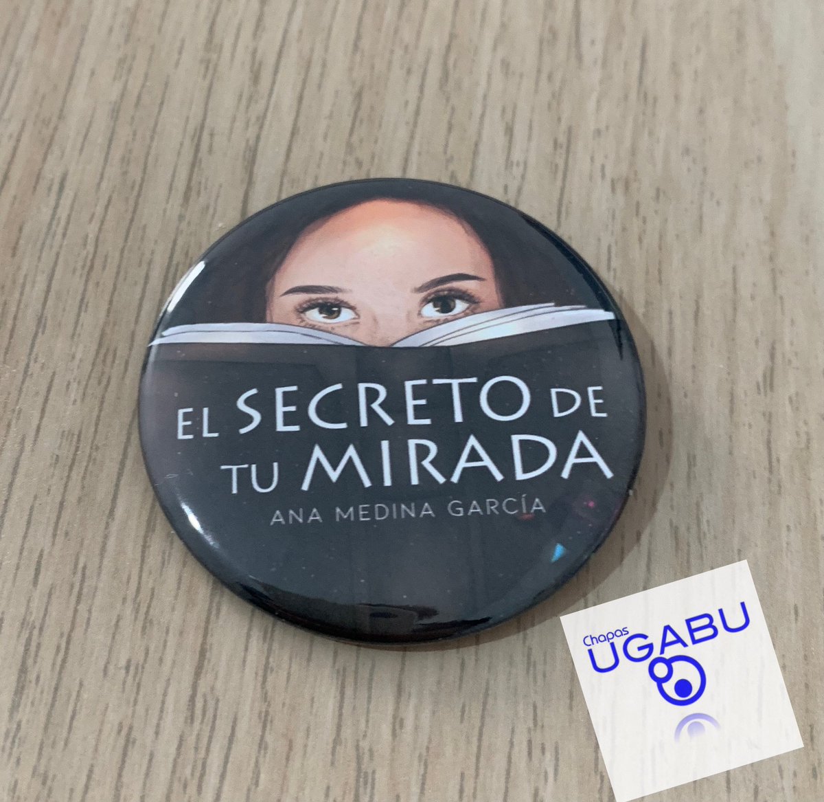 UgabuC's tweet photo. Chapas personalizadas Libro El Secreto de tu Mirada #lectura #libros #aitores #literatura #chapas #leer https://t.co/XnX3m3Ofnp