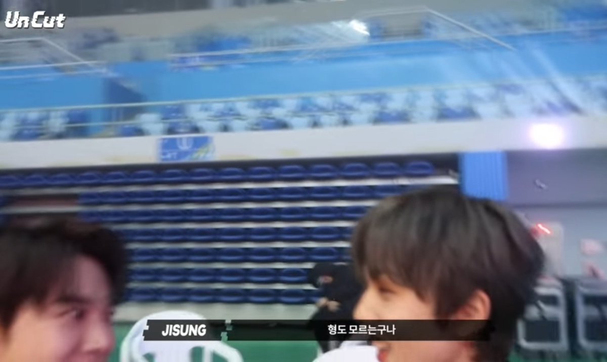 จีซอง : มีหลายคนเลยที่ไม่รู้ว่าผมกับพี่สนิทกัน
โดยอง : เราสนิทกันหรอ
จีซอง : อ่าวพี่ก็ไม่รู้หรอเนี่ย 5555555555555555555