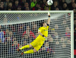 Going bottom hand also means the keepers chest/shoulders turn back towards goal, which again makes applying force onto the ball difficult as the weight of the diving hand is travelling back towards goal. We see this in the image of Casillas below.