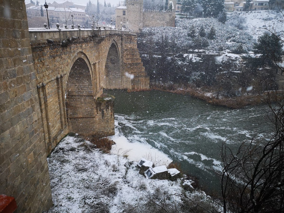 rioTajoVIVO's tweet photo. La nieve cae en Toledo y aunque parezca que eso blanco en el río fuese nieve o hielo no...es mierda, mierda de verdad
Mierda que llega vía río Jarama por la insuficiente depuración de aguas de la Comunidad de Madrid
¿Tendremos que esperar 60 años más para verlo sin contaminación? https://t.co/YrOQ8jzgUb