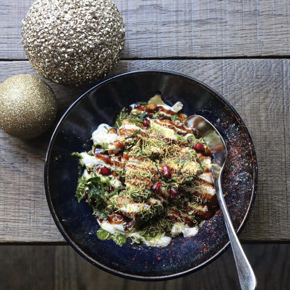 Lip-smacking chicken samosa chaat 👄 Smashed samosa with sweet yoghurt &amp; tangy chutneys. Lovely for lunch or dinner, delivery or take out.