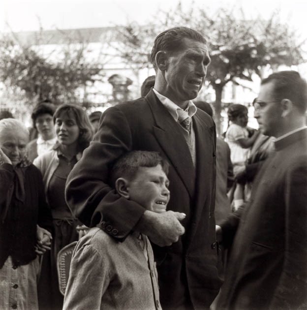 La Coruña, #Spain. 1957. 

Manuel Ángel Calo and his son cry inconsolably as his parents, sister & cousins depart for Switzerland as poor Spanish migrants. Manuel Ferrol’s photo soon became synonymous with the struggle that is poverty & separation. #history #emigration #Galicia