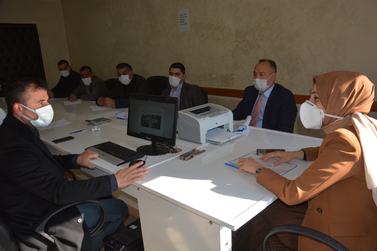 Başkanımız Ayşe Çakmak, ilçemize kazandırılan projeler ve yürütülen proje çalışmalarıyla ilgili Belediye Başkan yardımcıları ve birim müdürleriyle toplantı düzenleyerek, yürütülen çalışmalar hakkında bilgi aldı.