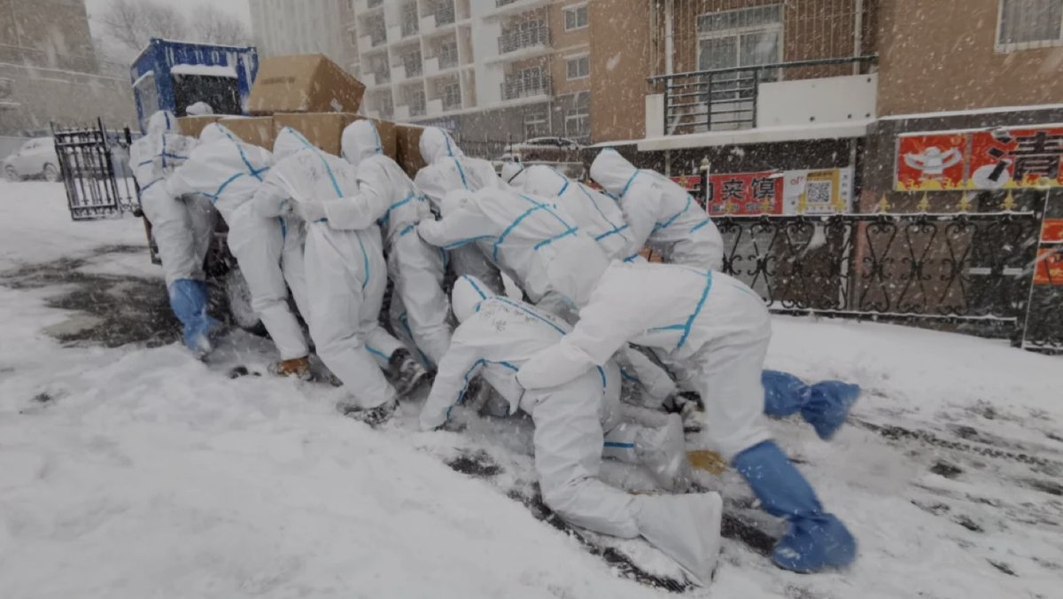 zlj517's tweet photo. After a heavy snowfall, volunteers from Dalian Ocean University delivered supplies to students quarantined in the dormitory due to recent sporadic cases. Photographs taken by students: https://t.co/HyT783ChVV
