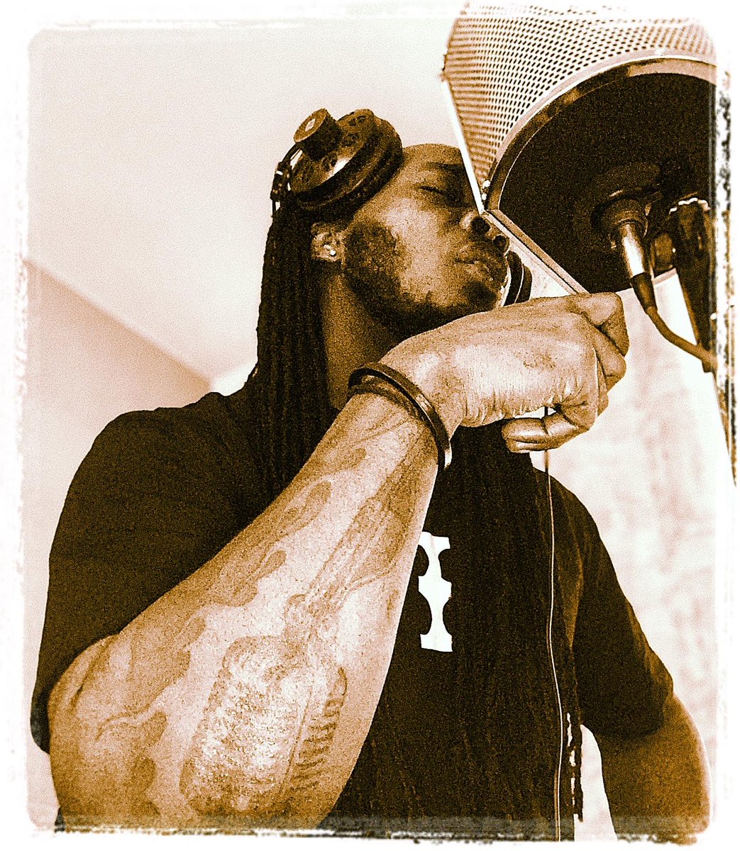 FAMUSIQ's tweet photo. 🎶 🖤
.
.
.
#mylife #mylove #myplace #myexpression #lovewhatyoudo #unity #blessings #thursday #weareunprotected #prayingforyou #dontjeck #Zo!!!! https://t.co/y7BTopm0Vk