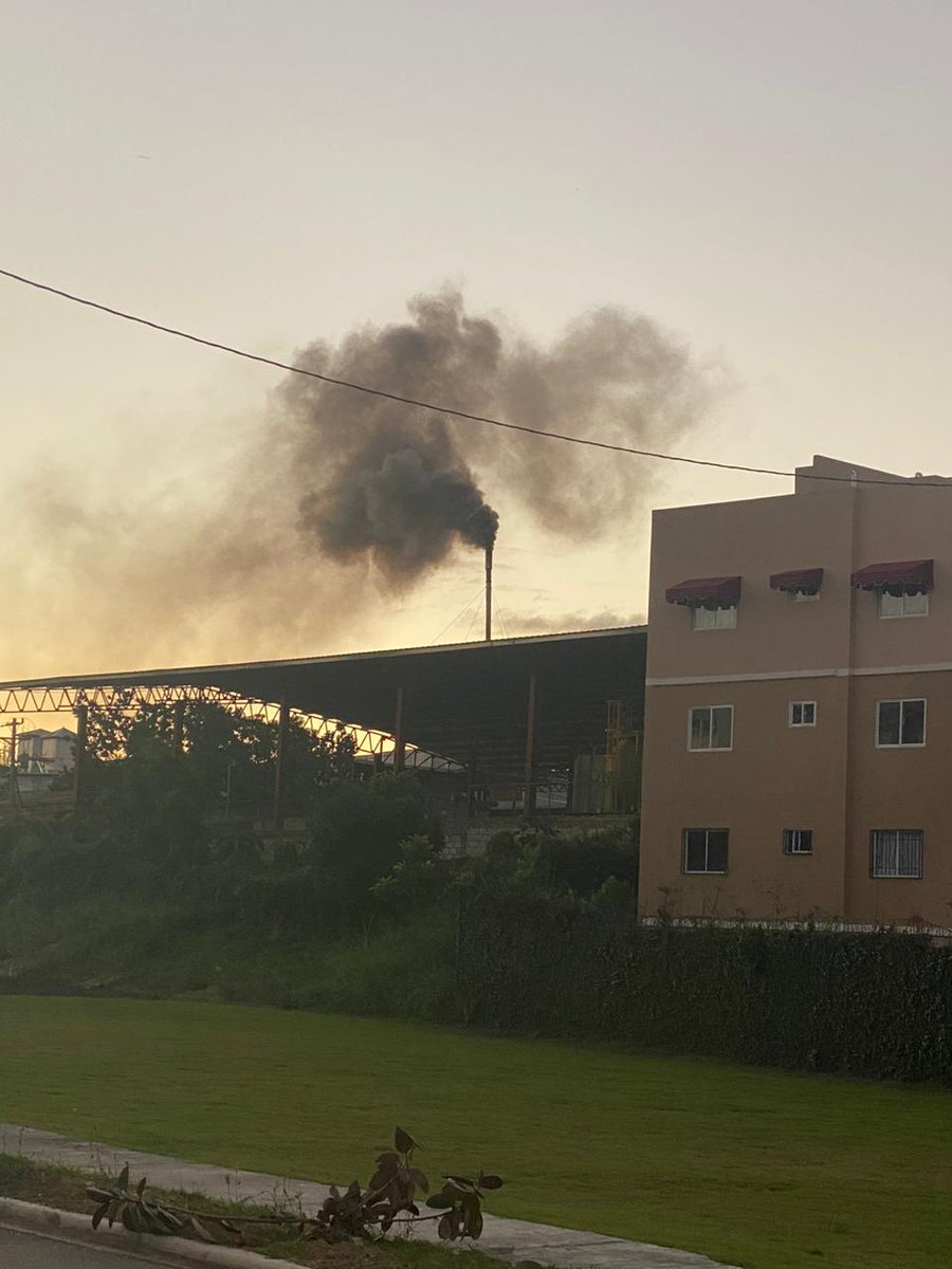 SalvadorReports's tweet photo. Miren esto: Empresa #Madeco tiene en ascuas a miles de viviendas al lado del puente seco de la 6 de noviembre con 27 de Febrero, a una esquina de Isabel Aguiar, rodeado ese almacén de mas 20 mil familias, 3 tanques de gas y esa chimenea contaminante y nadie dice nada! @ambienterd https://t.co/6IHoDzX42r