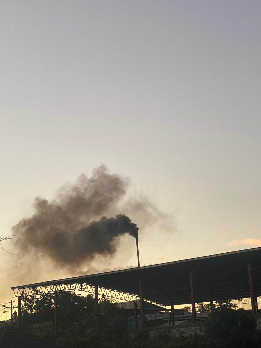 SalvadorReports's tweet photo. Miren esto: Empresa #Madeco tiene en ascuas a miles de viviendas al lado del puente seco de la 6 de noviembre con 27 de Febrero, a una esquina de Isabel Aguiar, rodeado ese almacén de mas 20 mil familias, 3 tanques de gas y esa chimenea contaminante y nadie dice nada! @ambienterd https://t.co/6IHoDzX42r
