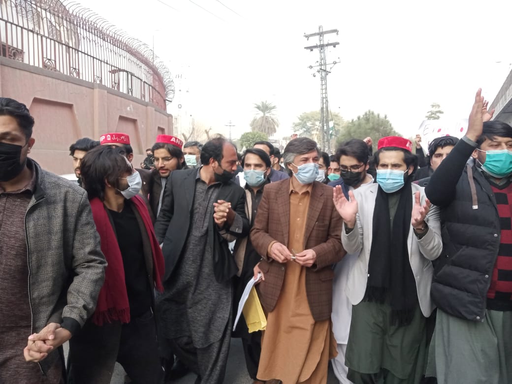 Khurshidkhan112's tweet photo. Pakhtun Students Federation Islamia College University joined the medical students' sit-in and assured them that the Pakhtun Students Federation Islamia College University would stand by them until their demands were met.
@AimalWali @BazTaimur @Khadimhussain4 @jamshidwaxir https://t.co/TdfMjSylSr