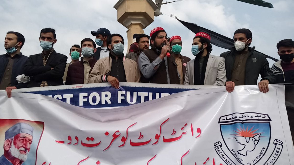 Khurshidkhan112's tweet photo. Pakhtun Students Federation Islamia College University joined the medical students' sit-in and assured them that the Pakhtun Students Federation Islamia College University would stand by them until their demands were met.
@AimalWali @BazTaimur @Khadimhussain4 @jamshidwaxir https://t.co/TdfMjSylSr