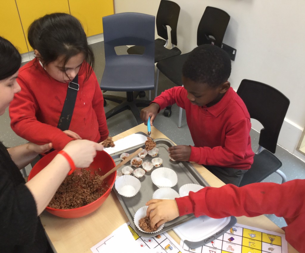 CherryGdnSchool's tweet photo. The children in school have adapted really well to the changes this week, so it was definitely time for a treat...rice crispie cakes! These three make quite the kitchen team, look out @GordonRamsay @Ginofantastico @fredsirieix1. The #CherryBakery is now open (for delivery only!) https://t.co/wATBOkrqPE