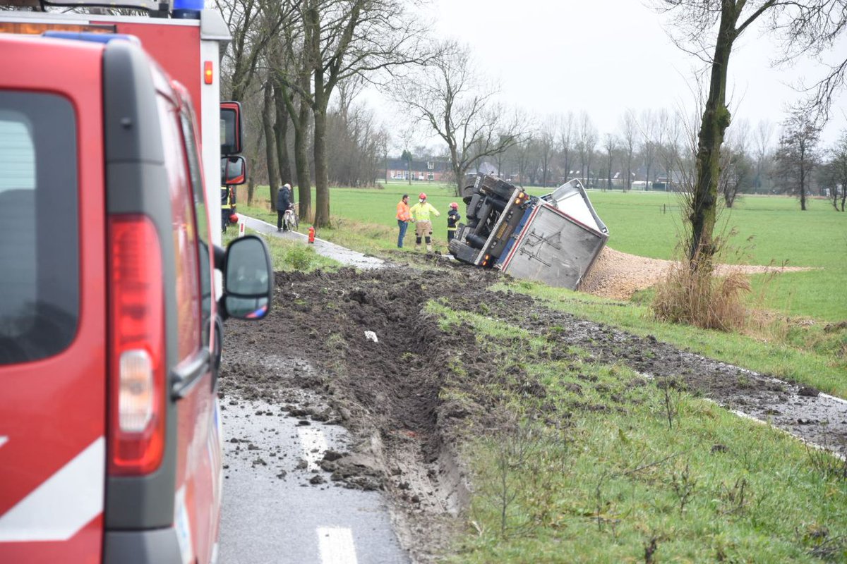 Vrachtwagen raakt van de weg -..