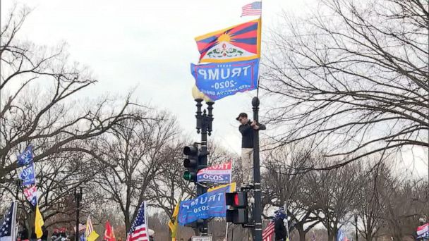 Staying with the possible anti-communist/freedom theme... Yes it's a Tibetan flag. I'm kind of confused but it also seems to be part of some other trends with these flags.  #CapitolInsurrection  #CapitolHill  #CapitolRiots