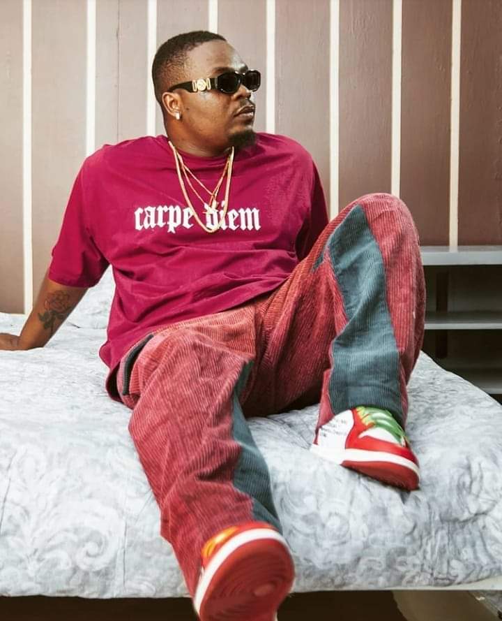 Olamide as  @itelNigeria phones. A thread......