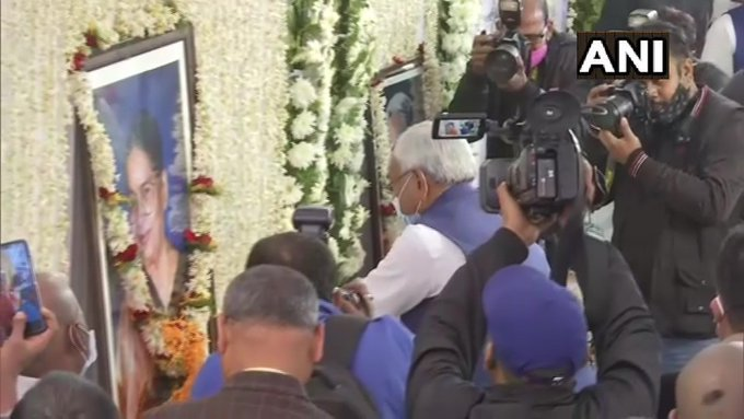 BiharAhead's tweet photo. बिहार: पटना में केंद्रीय मंत्री रवि शंकर प्रसाद की मां के श्राद्ध कर्म के मौके पर बिहार के मुख्यमंत्री नीतीश कुमार, उप मुख्यमंत्री तारकिशोर प्रसाद, बिहार के राज्यपाल फागू चौहान ने उनके घर पहुंचकर श्रद्धांजलि अर्पित की। #NitishKumar #biharnews https://t.co/RsVqLOK8Sw