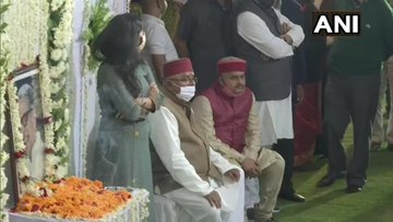 BiharAhead's tweet photo. बिहार: पटना में केंद्रीय मंत्री रवि शंकर प्रसाद की मां के श्राद्ध कर्म के मौके पर बिहार के मुख्यमंत्री नीतीश कुमार, उप मुख्यमंत्री तारकिशोर प्रसाद, बिहार के राज्यपाल फागू चौहान ने उनके घर पहुंचकर श्रद्धांजलि अर्पित की। #NitishKumar #biharnews https://t.co/RsVqLOK8Sw