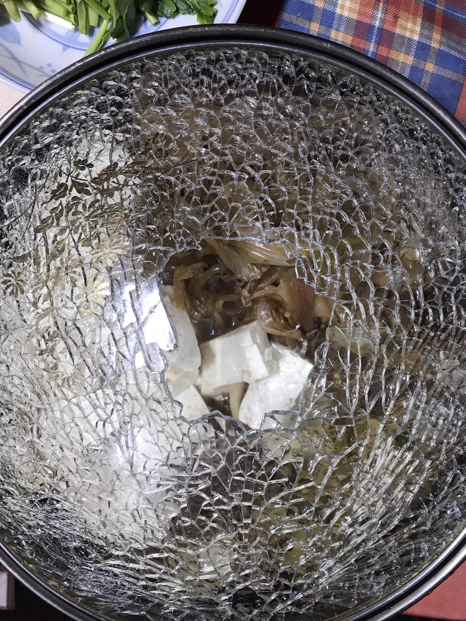 @kisaragichiroru うちは、蓋が…😱
中身はすき焼きでした(-ﾉ-)/Ωﾁｰﾝ 