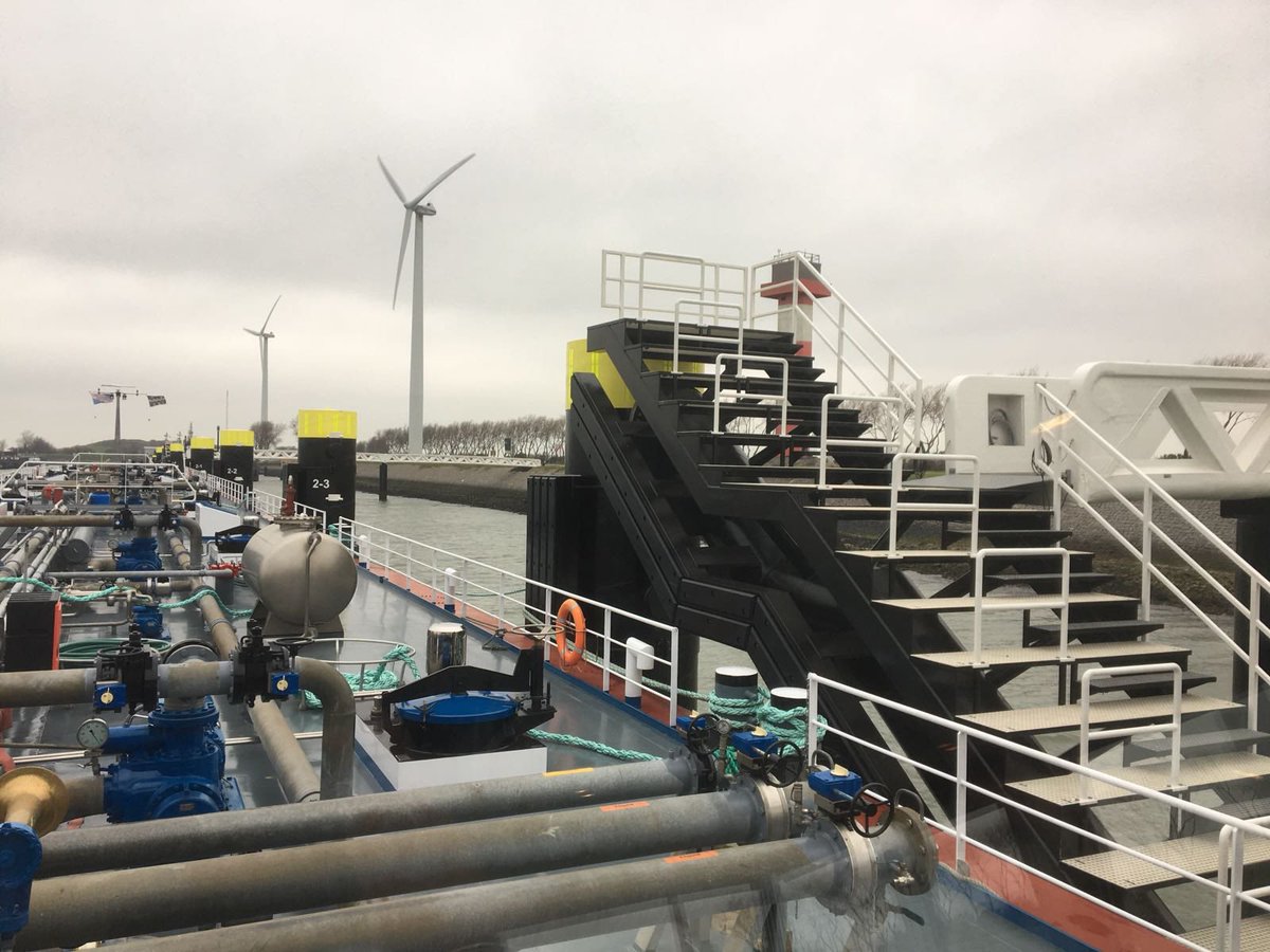twingel001's tweet photo. Wat een mooi, maar vooral #veilig steiger om op en af een schip te kunnen komen. Ik zeg: doen! En meer meer meer! Petje af @HavenRotterdam! Dit laat jullie mooie intentie zien de grootste, de mooiste, maar vooral ook de #veiligste haven ter wereld te zijn! @BLN_tweets @PZI_tweets https://t.co/B5bY2BKP3e