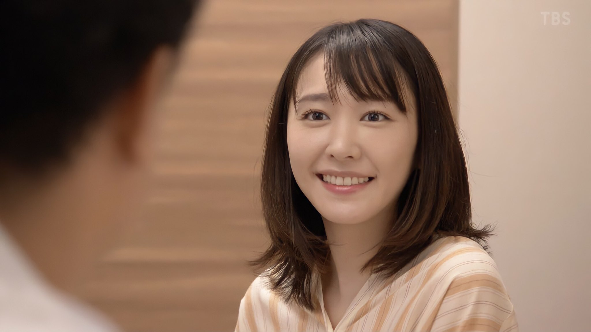 新垣結衣さん　マグカップ、スマホリング カメラマンになりきった透明感溢れる新垣結衣さんの動画公開