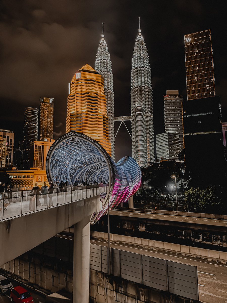 AfilSyazwan's tweet photo. Esok nak balik kampung sekejap. Semoga PM tak umumkan benda-benda pelik waktu aku di tengah perjalanan. Aminnnn.

#malaysia #asia #kualalumpur #salomalink #pintasansaloma #saloma #klcc #street #streetphotography #nightphotography #shotoniphone12promax #shotoniphone #proraw https://t.co/qp16rEP5pE