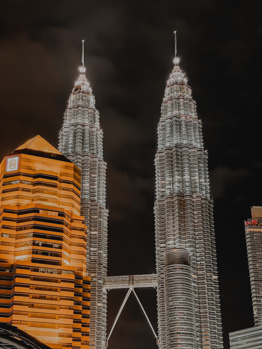 AfilSyazwan's tweet photo. Esok nak balik kampung sekejap. Semoga PM tak umumkan benda-benda pelik waktu aku di tengah perjalanan. Aminnnn.

#malaysia #asia #kualalumpur #salomalink #pintasansaloma #saloma #klcc #street #streetphotography #nightphotography #shotoniphone12promax #shotoniphone #proraw https://t.co/qp16rEP5pE