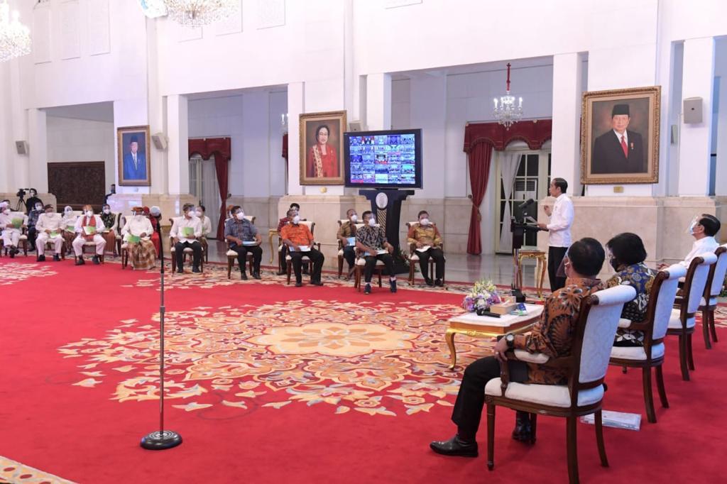 jokowi's tweet photo. Hari ini, saya menyerahkan 2.929 SK pengelolaan Hutan Sosial, Hutan Adat, dan Tanah Obyek Reforma Agraria (TORA) di seluruh Indonesia. 

SK tersebut mencakup lahan Hutan Sosial seluas 3.442.460,20 ha bagi 651.568 kk, Hutan Adat seluas 37.526 ha, dan TORA seluas 72.074,81 ha. https://t.co/KIqF2bH30N