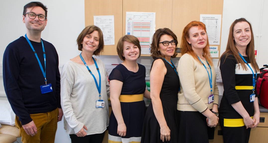 Would you like to join our fantastic team of #ClinicalResearchNurses? Pictured #PreCovid @UnitWindsor
They're looking for a registered general nurse to deliver #ResearchWithCare in physical & #MentalHealth #COVID19 & #geneticdiseases. 
Apply by Wed 20 Jan: bit.ly/3ntOThK