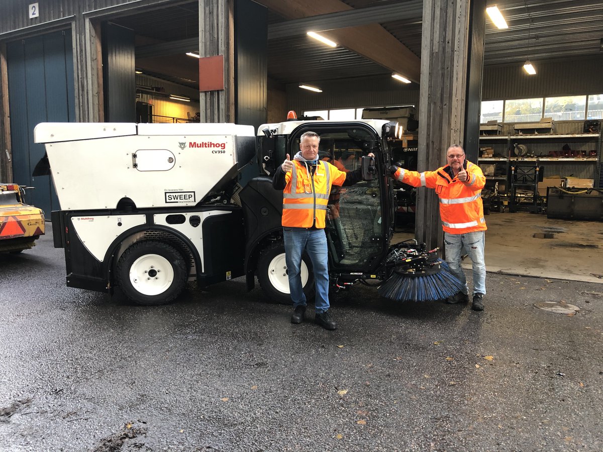 Multihog's tweet photo. Swedish company #PEAB recognise the cost efficiencies of having one #machine for both #wintermaintenance and spring clean up, which is why they chose a #Multihog #multipurpose #sweeper!

#snowplow #plowing #snowremoval #sweeping https://t.co/GowYEv7fzL